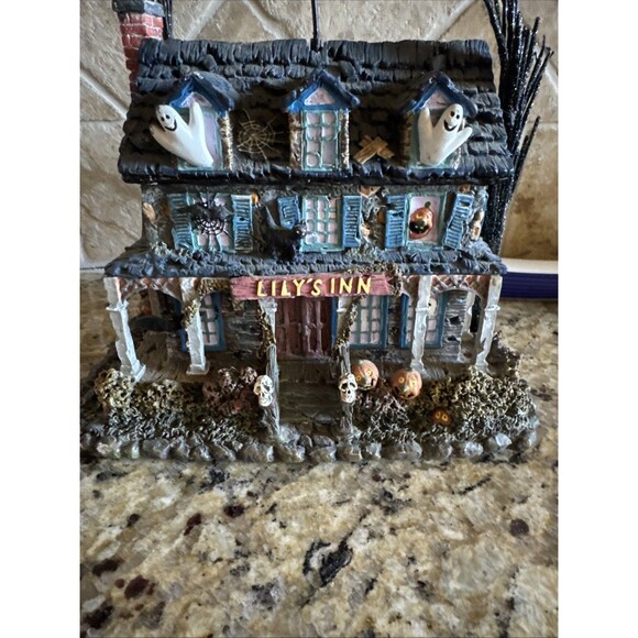 Hawthorne Village LILY'S INN THE MUNSTERS HALLOWEEN VILLAGE No. A3135 (READ DES) - Picture 8 of 12